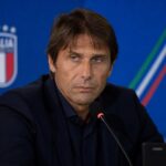 Antonio Conte in een perscontext rond zijn mogelijke terugkeer als bondscoach van Italië