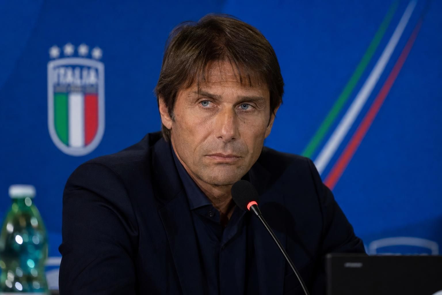 Antonio Conte in een perscontext rond zijn mogelijke terugkeer als bondscoach van Italië