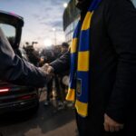 Transfercontext rond een stadion bij valavond zonder herkenbare gezichten