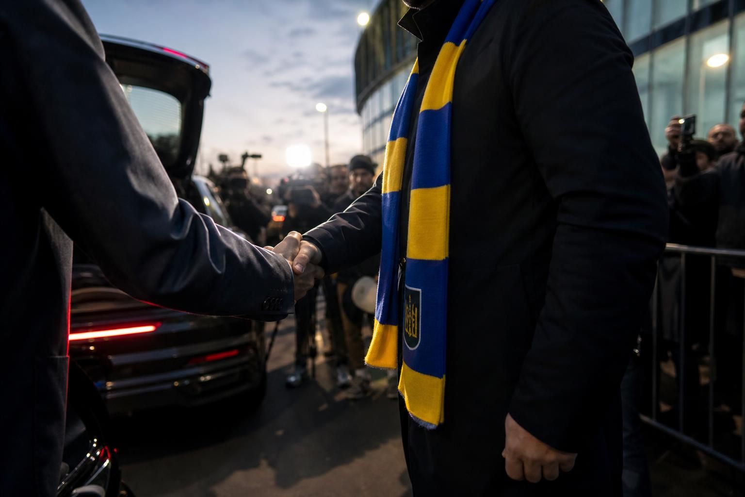 Transfercontext rond een stadion bij valavond zonder herkenbare gezichten