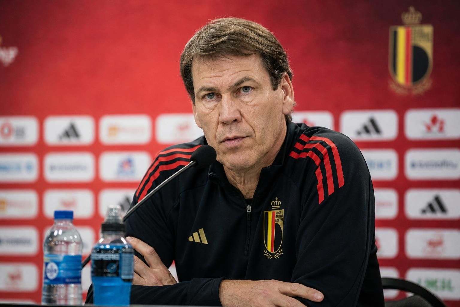 Rudi Garcia tijdens een gespannen persmoment van de Rode Duivels