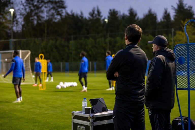 Trainingscontext bij KRC Genk waar de sportieve omkadering rond Nicky Hayen verder wordt uitgebouwd