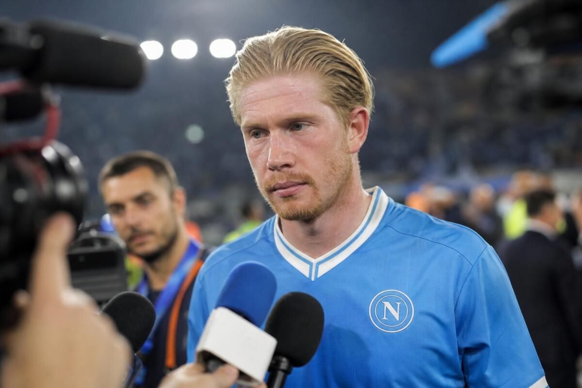 Kevin De Bruyne in Napoli-context, waar zijn rol onder een mogelijke nieuwe coach onderwerp van gesprek blijft.