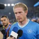 Kevin De Bruyne in Napoli-context, waar zijn rol onder een mogelijke nieuwe coach onderwerp van gesprek blijft.