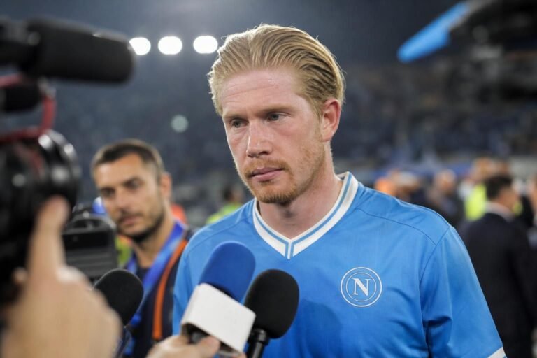Kevin De Bruyne in Napoli-context, waar zijn rol onder een mogelijke nieuwe coach onderwerp van gesprek blijft.