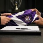 Paars-wit shirt bij een contractmoment van RSC Anderlecht, zonder herkenbare gezichten
