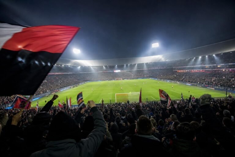 Stadionsfeer in De Kuip rond Anis Hadj Moussa en zijn open toekomst bij Feyenoord