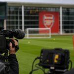 Sfeerbeeld van een perszone rond een mogelijke academie-aanstelling bij Arsenal zonder herkenbare gezichten.