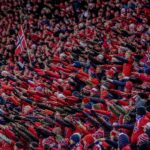 Noorse supporters creëren WK-sfeer op de tribune met een roei-ritueel