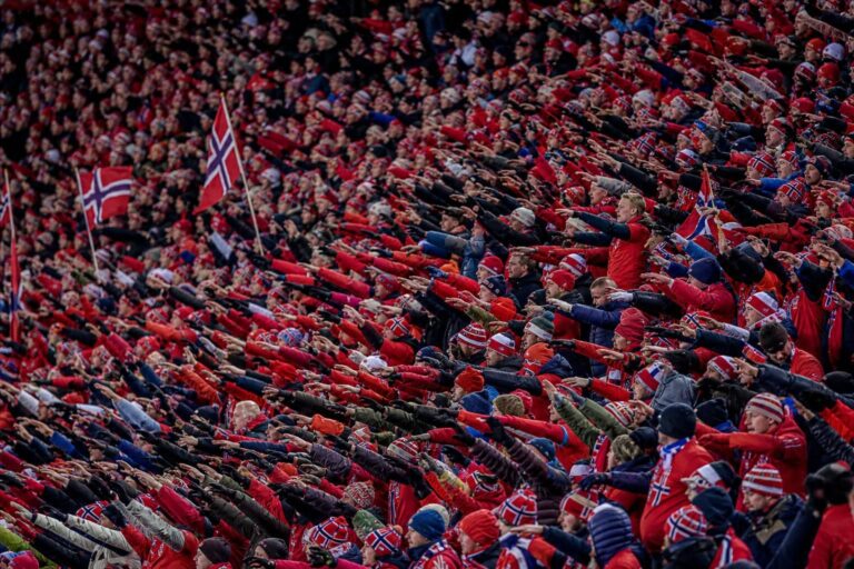 Noorse supporters creëren WK-sfeer op de tribune met een roei-ritueel