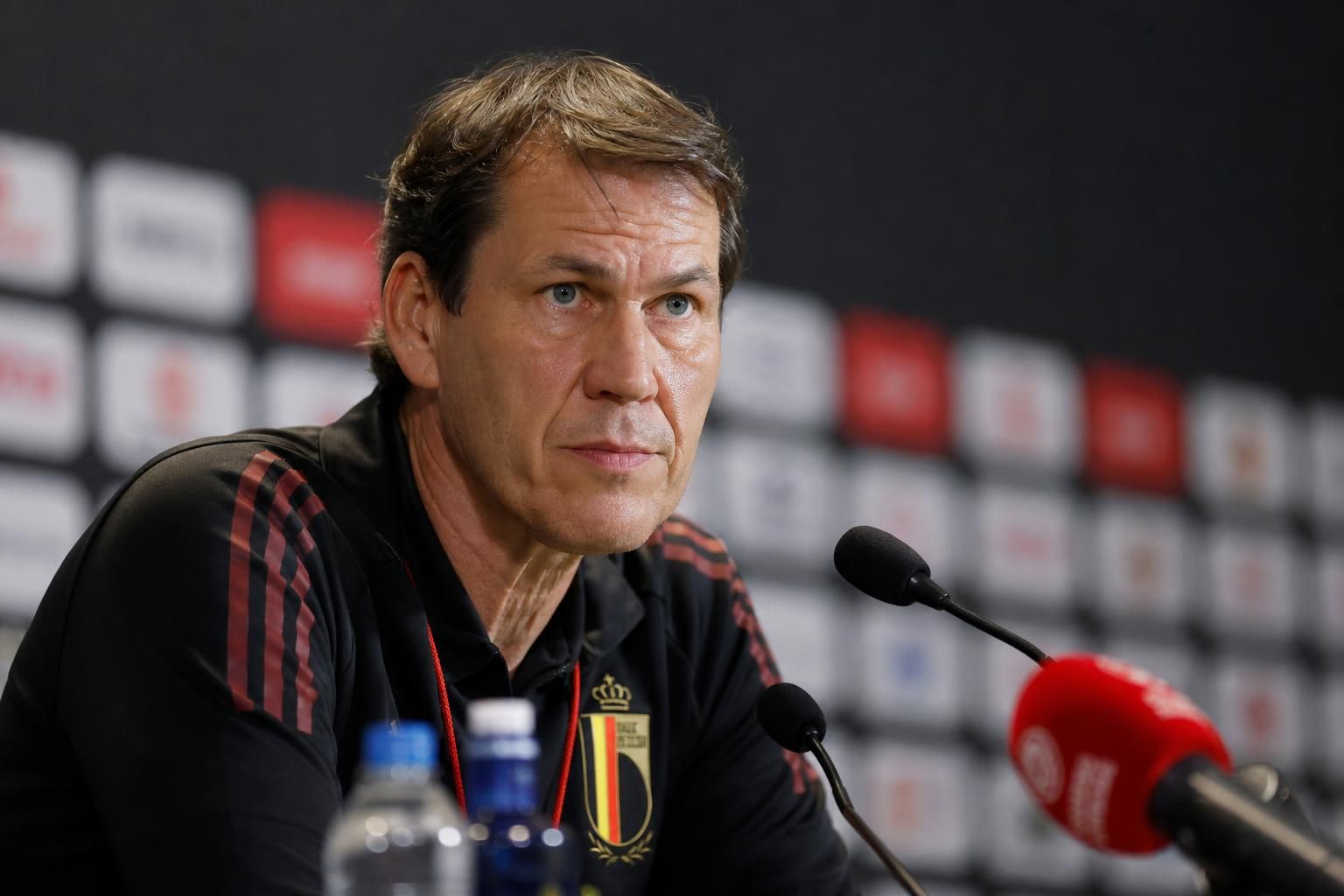 Rudi Garcia tijdens een gespannen persmoment bij de Rode Duivels