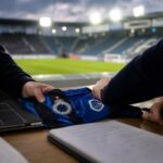 Anonieme transferscène in een stadioncontext rond Club Brugge en KRC Genk