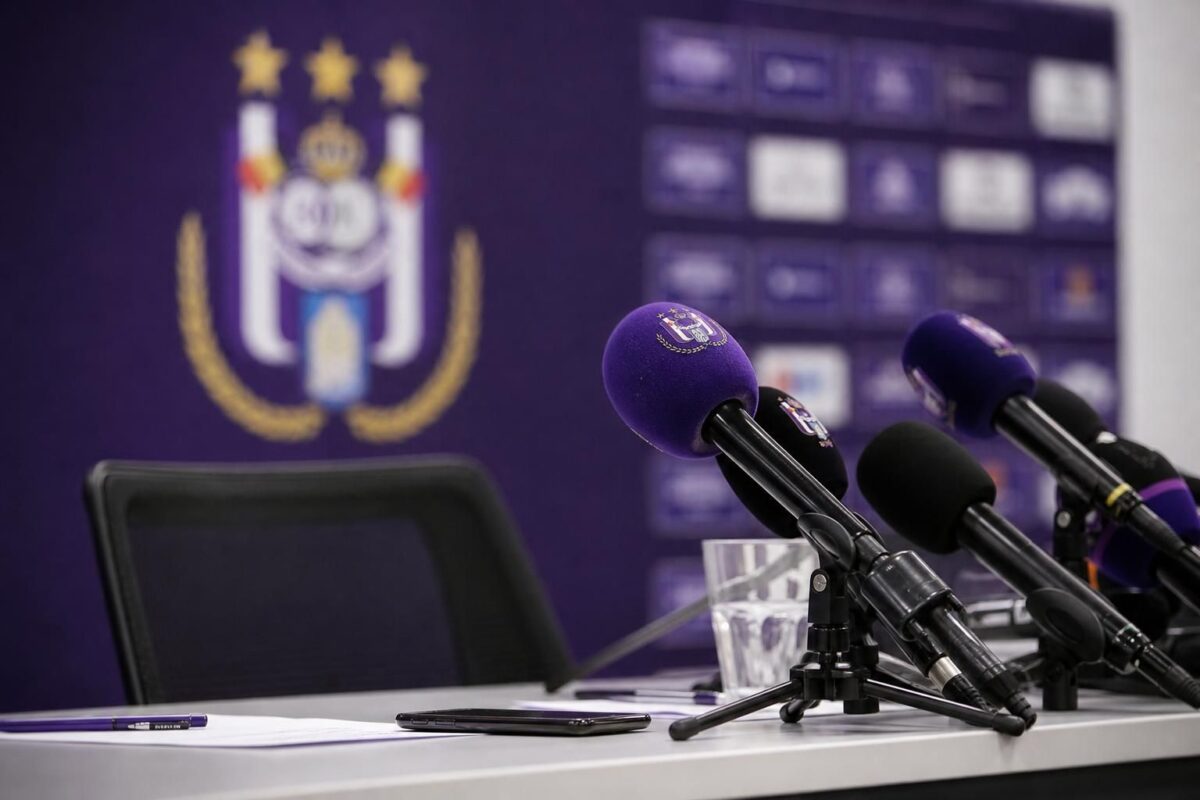 Persmoment rond de mercato van RSC Anderlecht in het Lotto Park