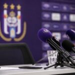 Persmoment rond de mercato van RSC Anderlecht in het Lotto Park