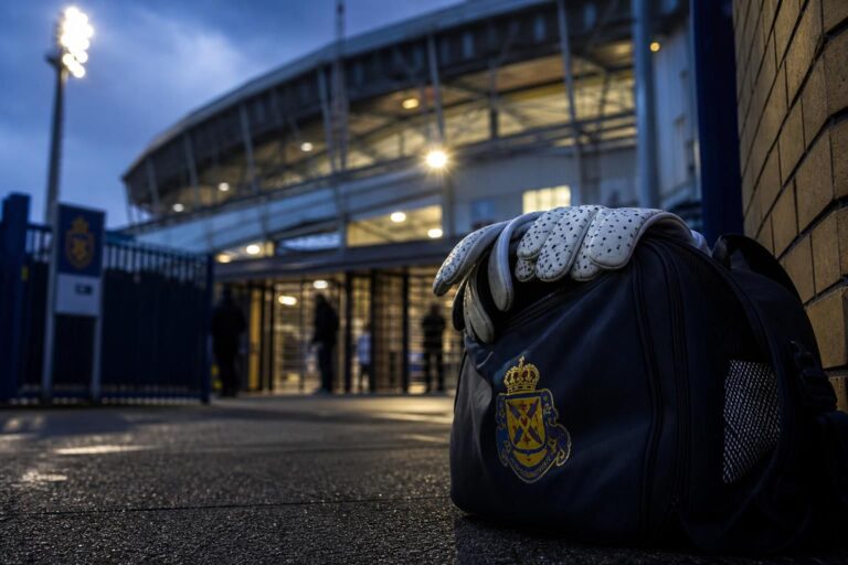 Sfeerbeeld van een doelman in transfercontext bij een stadion