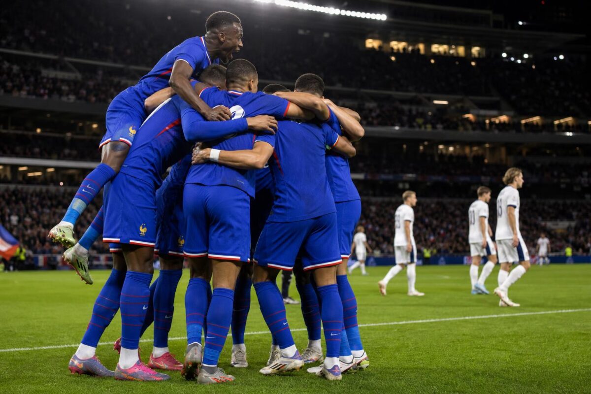 Franse spelers vieren vanop afstand een doelpunt tegen Noorwegen op het WK.