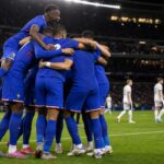 Franse spelers vieren vanop afstand een doelpunt tegen Noorwegen op het WK.