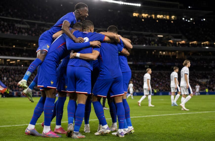 Franse spelers vieren vanop afstand een doelpunt tegen Noorwegen op het WK.