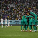 Senegal viert een ruime WK-zege tegen Irak met spelers op afstand in een stadion.
