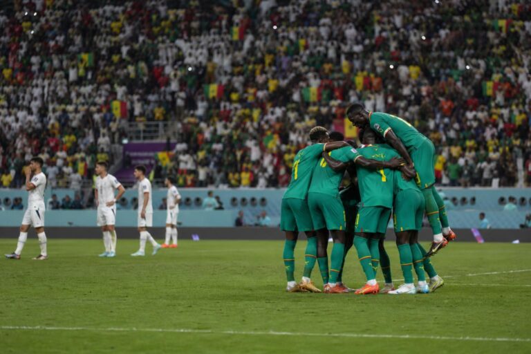 Senegal viert een ruime WK-zege tegen Irak met spelers op afstand in een stadion.