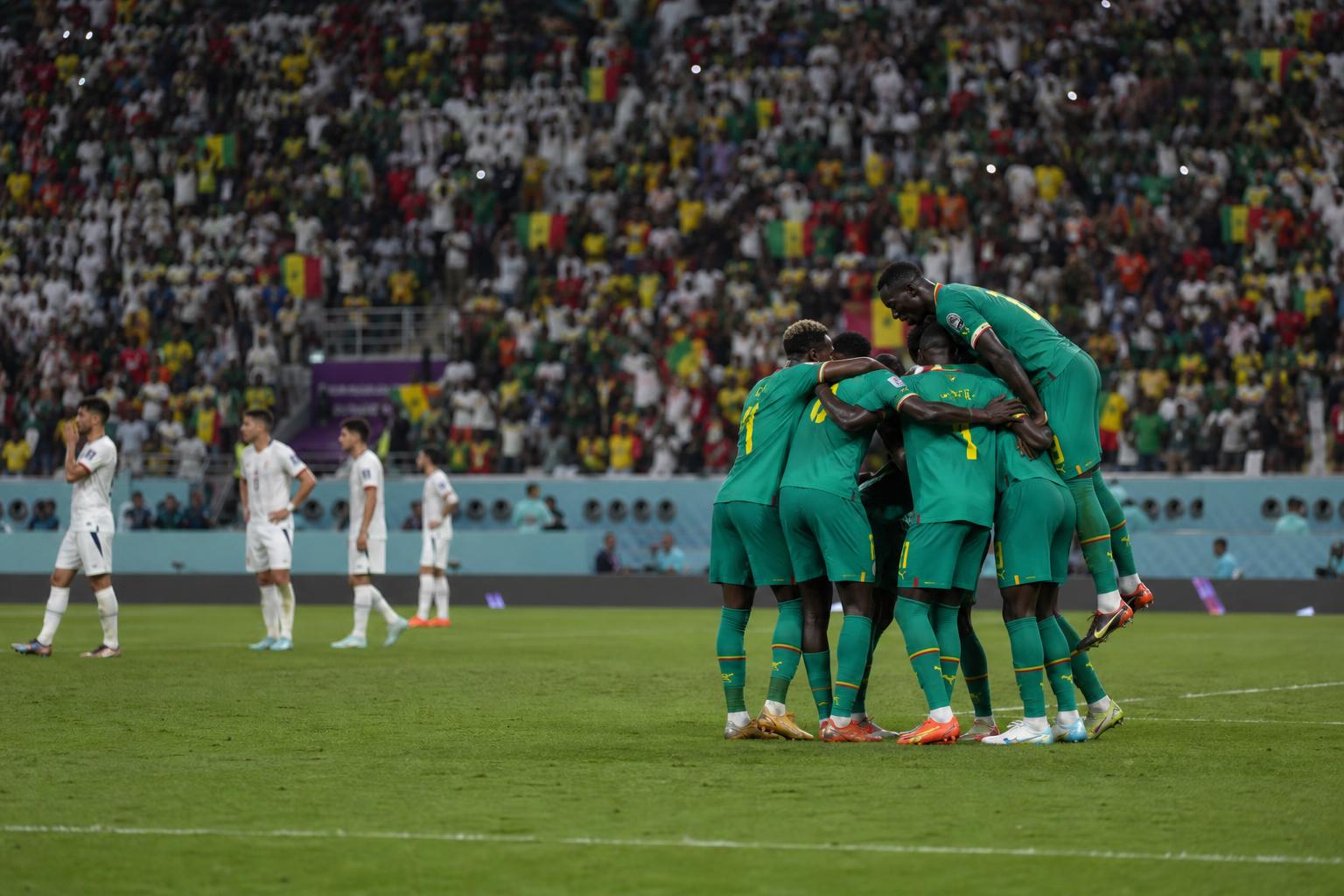 Senegal viert een ruime WK-zege tegen Irak met spelers op afstand in een stadion.