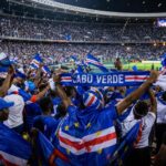 Kaapverdische supporters vieren een historische WK-kwalificatie in een vol stadion
