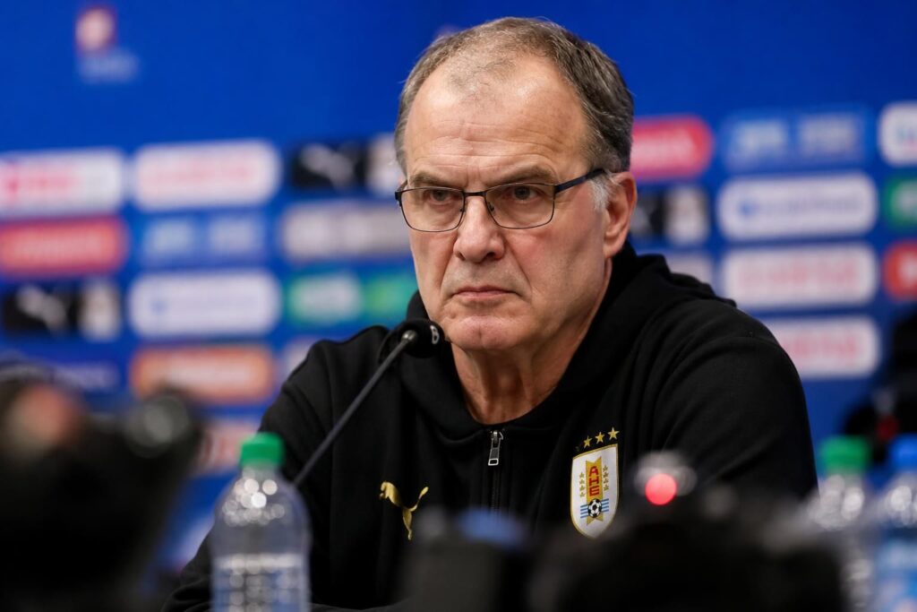 Marcelo Bielsa tijdens een gespannen persmoment bij Uruguay na een pijnlijke WK-avond