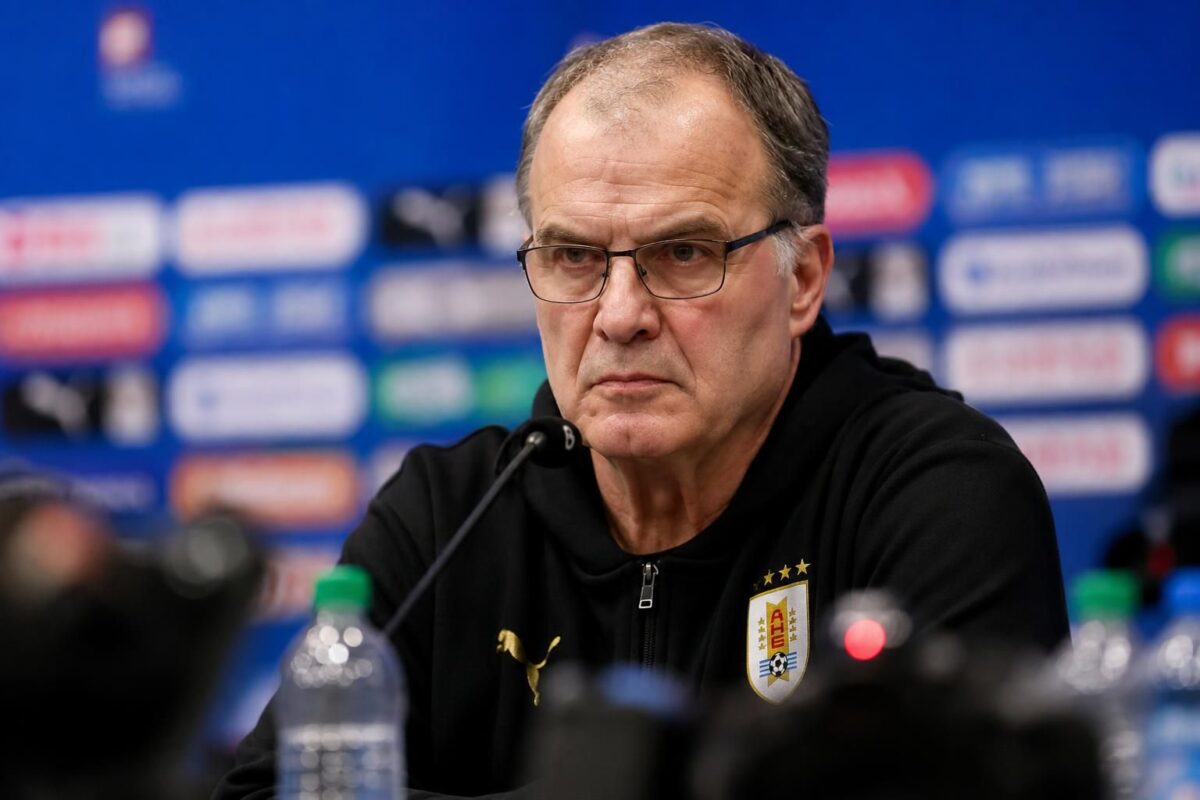 Marcelo Bielsa tijdens een gespannen persmoment bij Uruguay na een pijnlijke WK-avond