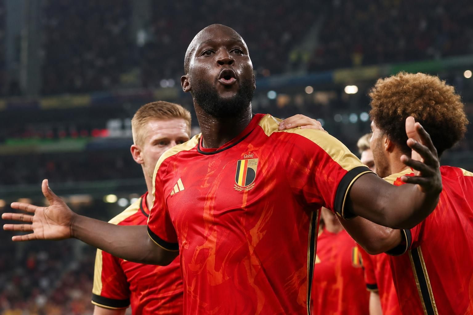 Romelu Lukaku viert een doelpunt voor de Rode Duivels op het WK