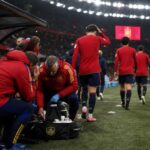 Spaanse bank in een gespannen stadioncontext na blessurezorgen op het WK