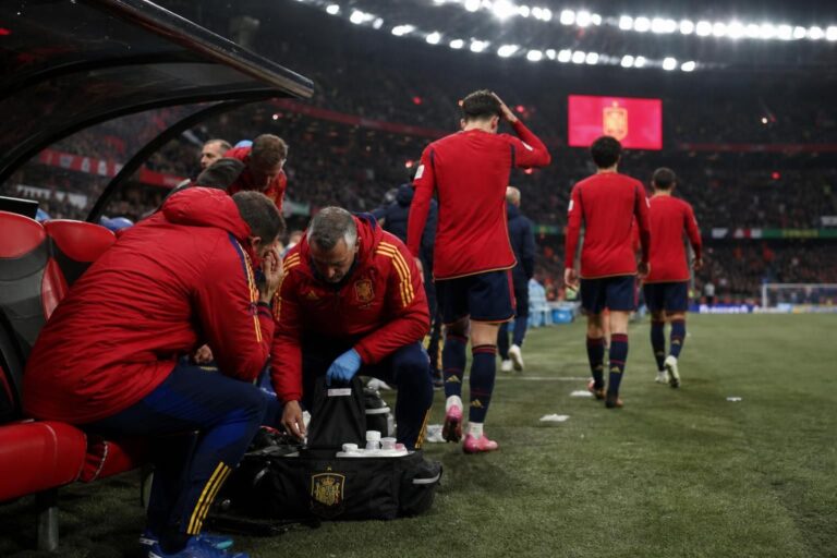 Spaanse bank in een gespannen stadioncontext na blessurezorgen op het WK