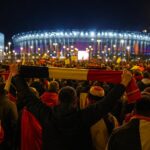 Supporterssfeer rond de Rode Duivels tijdens een gespannen WK-avond zonder herkenbare gezichten.