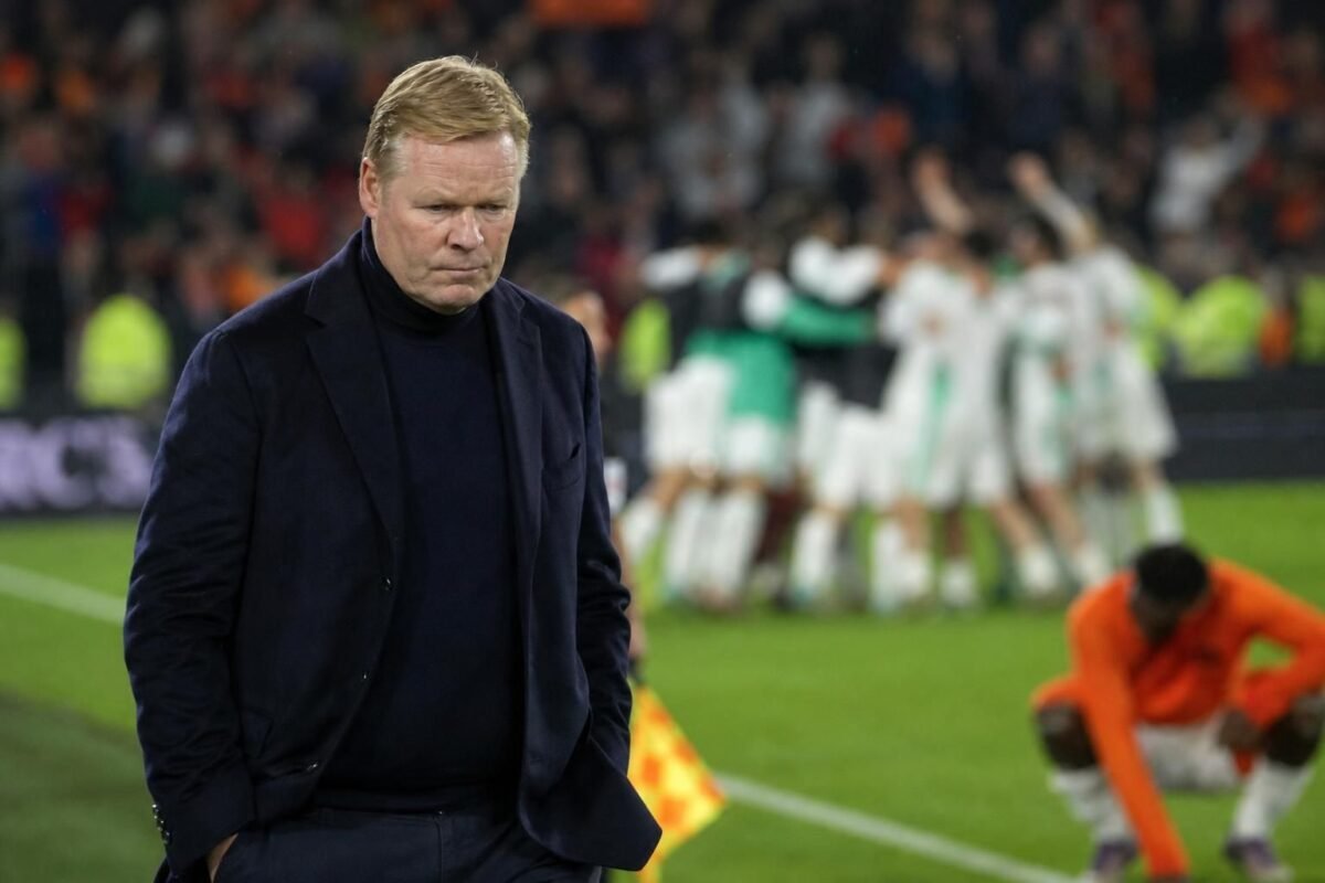 Ronald Koeman langs de lijn tijdens een gespannen oefenwedstrijd van Nederland in De Kuip
