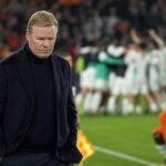 Ronald Koeman langs de lijn tijdens een gespannen oefenwedstrijd van Nederland in De Kuip