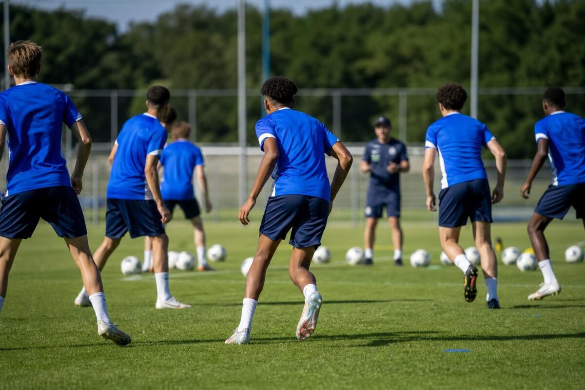 Jonge spelers van KRC Genk tijdens een voorbereidingstraining