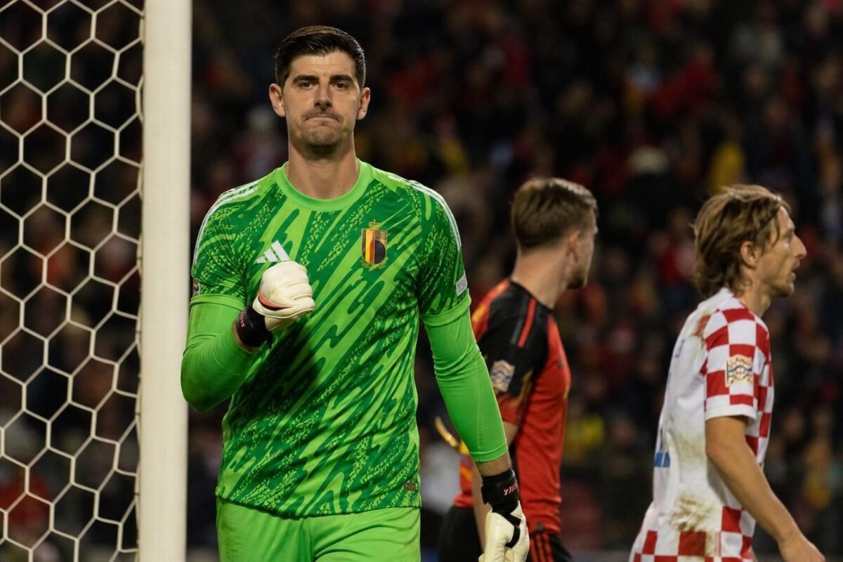 Thibaut Courtois in actie voor de Rode Duivels tijdens een wedstrijd tegen Kroatië