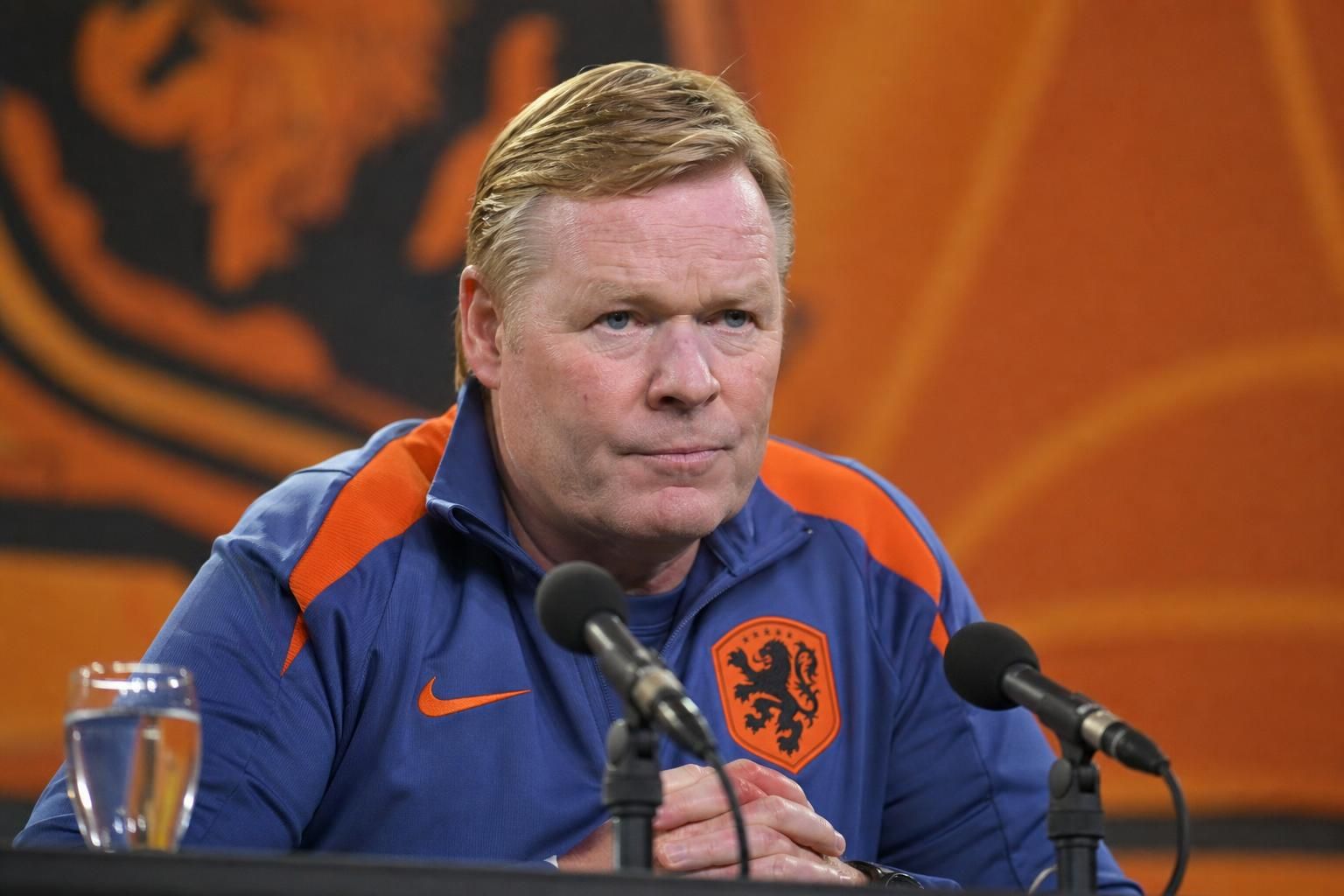 Ronald Koeman tijdens een persmoment voor Nederland tegen Marokko op het WK 2026