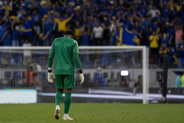 Curaçaose doelmansfeer na een WK-wedstrijd met supporters op de achtergrond