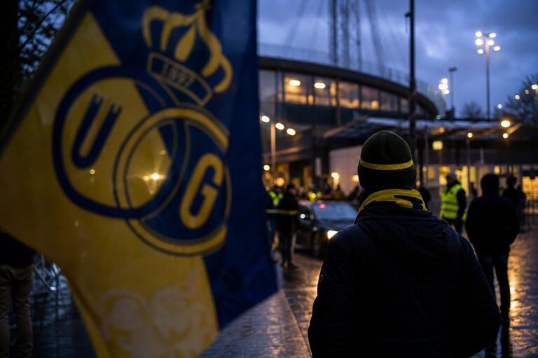 Transfercontext rond Union met gespannen stadionomgeving zonder herkenbare gezichten
