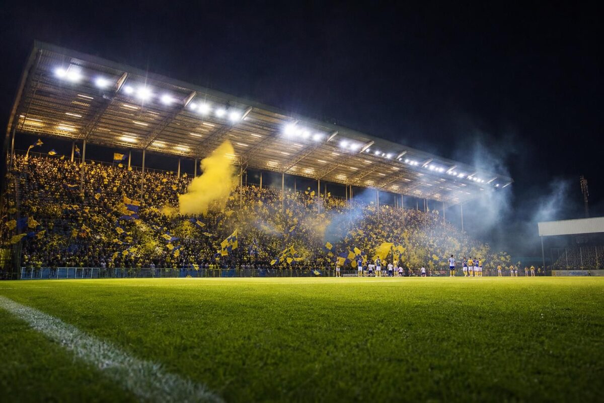 Supporters van SK Beveren vieren de promotie naar de Jupiler Pro League
