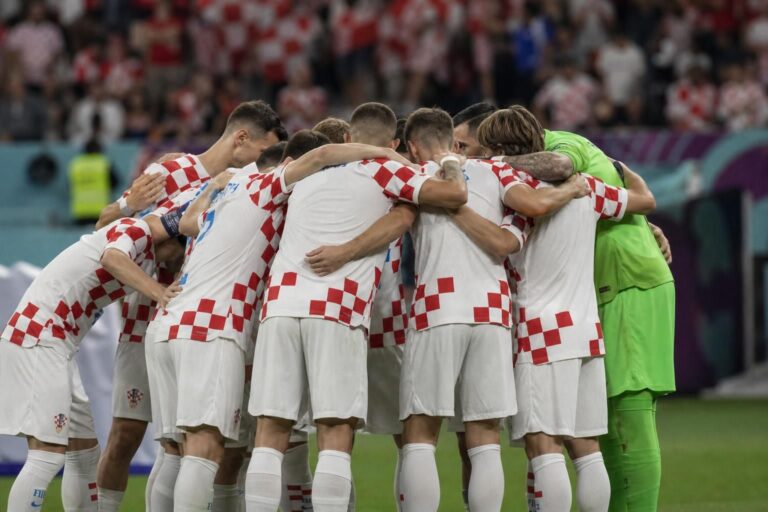 Kroatische spelers in gespannen WK-sfeer voor een beslissend groepsduel