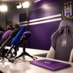 Gespannen persmoment in een paars-witte Anderlecht-context rond de trainerskeuze