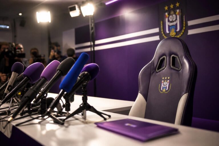 Gespannen persmoment in een paars-witte Anderlecht-context rond de trainerskeuze