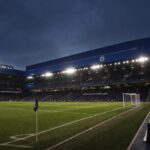 Een Europees stadion bij avondlicht als mogelijke tijdelijke thuisbasis voor Shakhtar Donetsk