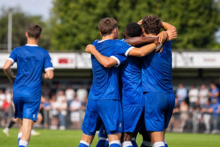 KAA Gent viert een doelpunt tijdens een zomerse oefenwedstrijd zonder herkenbare gezichten