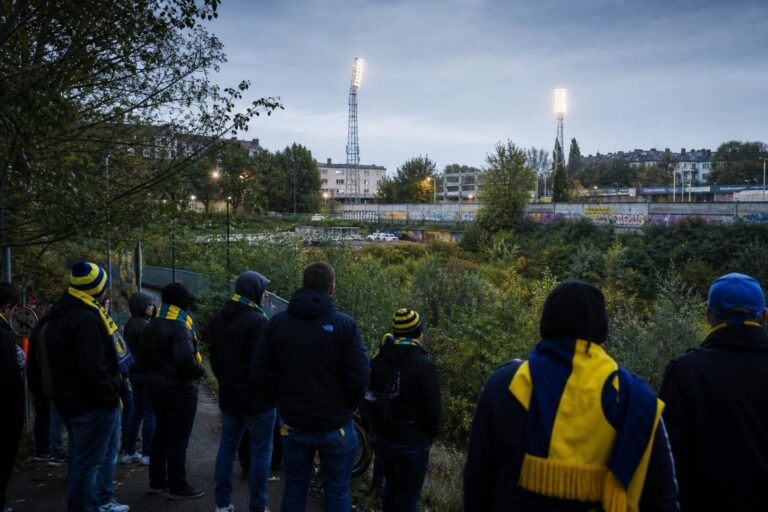 Supporterssfeer rond Union bij een stadionomgeving in Brussel.