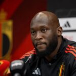 Romelu Lukaku in een ingetogen perscontext rond de Rode Duivels