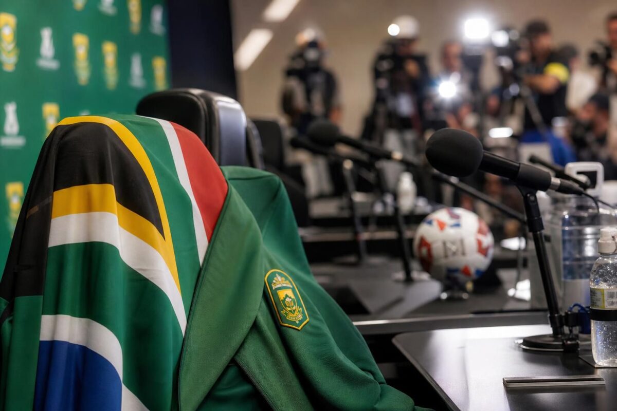 Persmoment rond Hugo Broos en Zuid-Afrika tijdens het WK