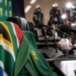 Persmoment rond Hugo Broos en Zuid-Afrika tijdens het WK