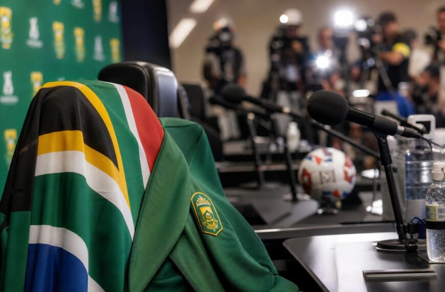 Persmoment rond Hugo Broos en Zuid-Afrika tijdens het WK